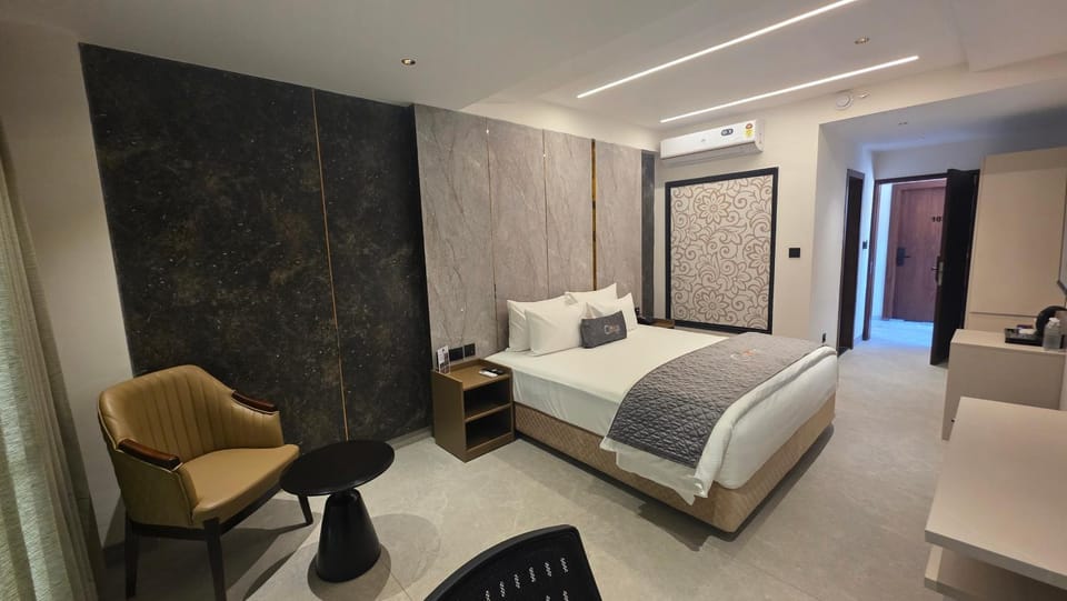 Photo of the whole room, Bedroom