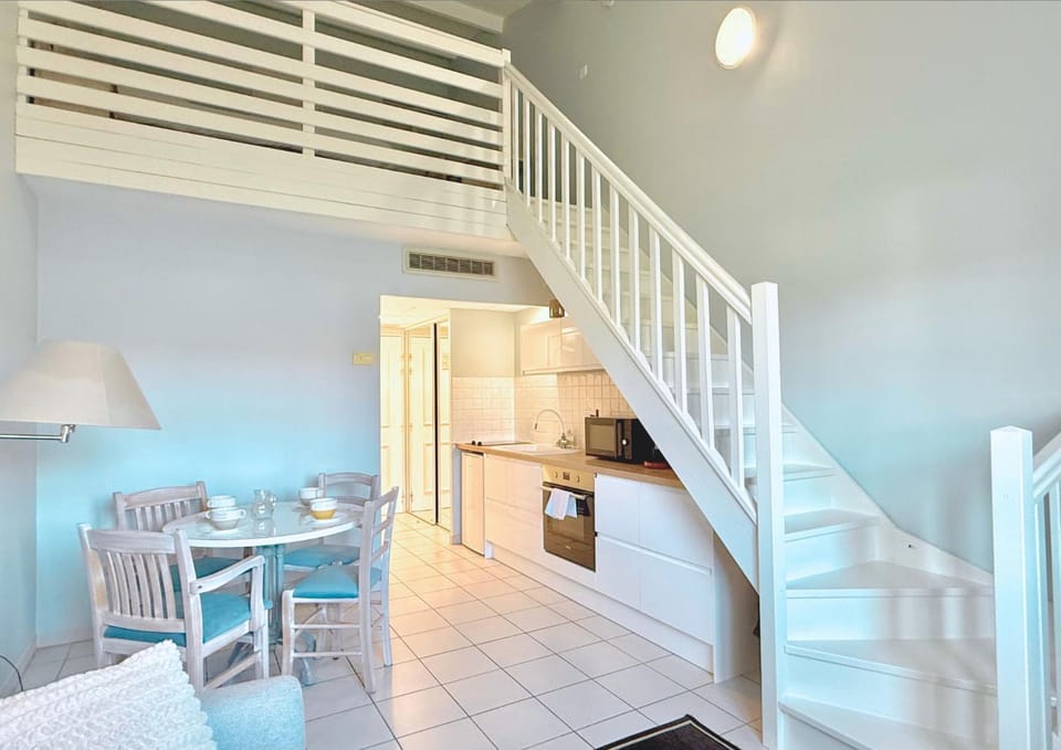 Kitchen or kitchenette, Dining area, stove
