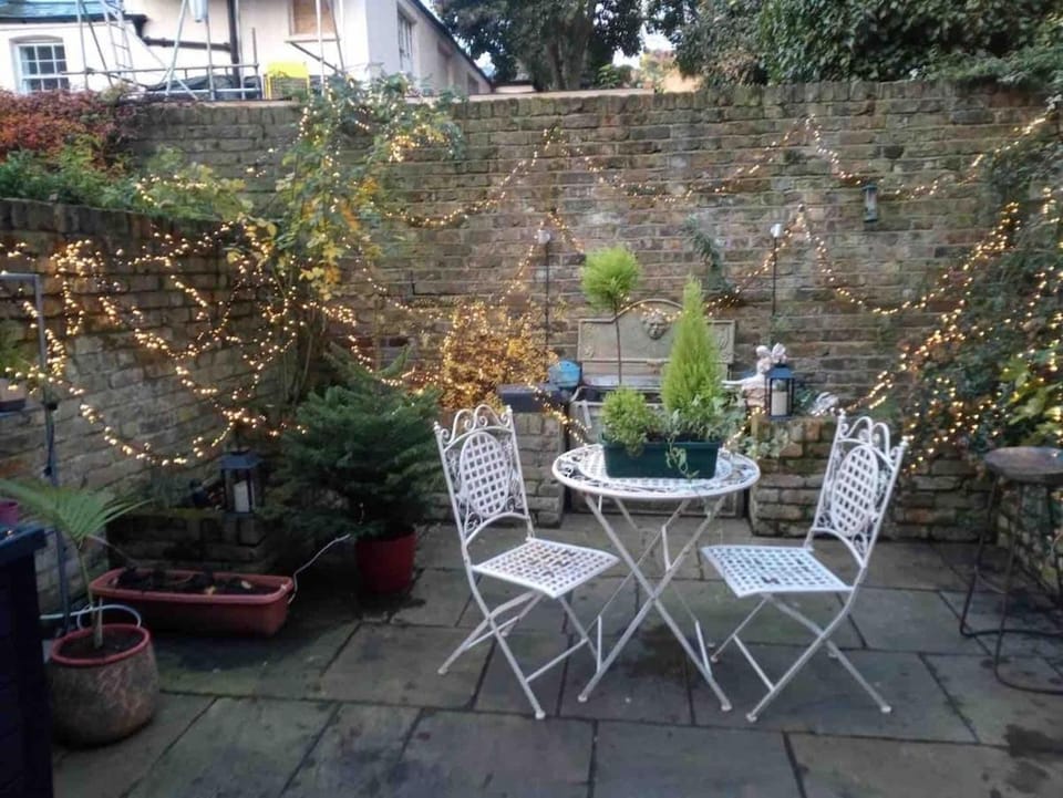 Cozy House in Belgravia, 2 king beds, garden and hot tub House in City of Westminster