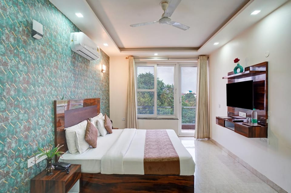Photo of the whole room, Bedroom