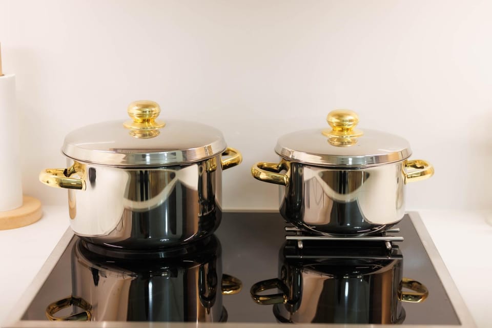 Coffee/tea facilities, Kitchen or kitchenette, stove