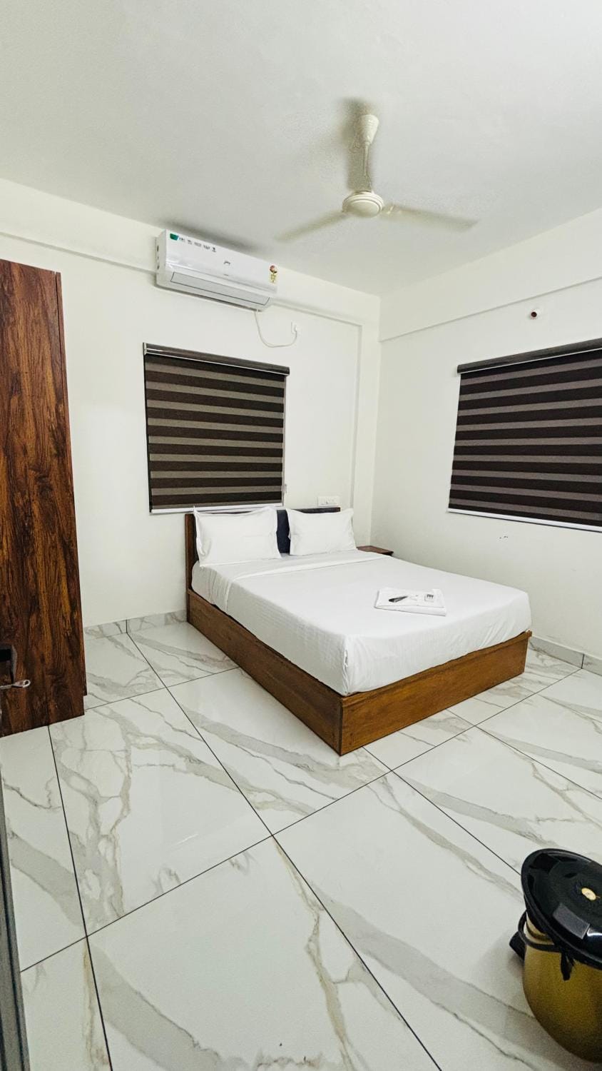 Bed, Photo of the whole room, Bedroom, air conditioner