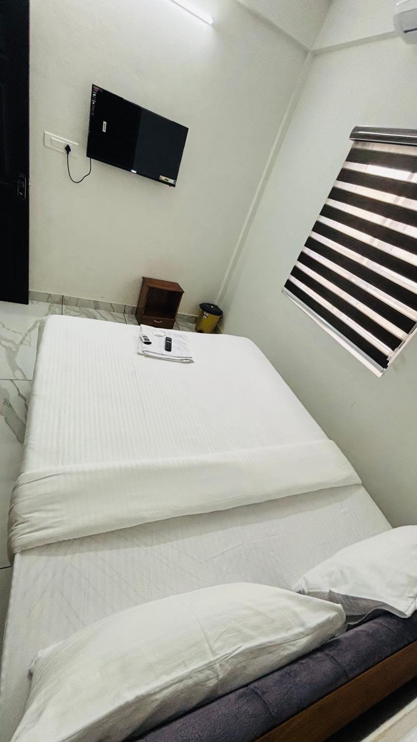 Bed, TV and multimedia, Photo of the whole room, Bedroom