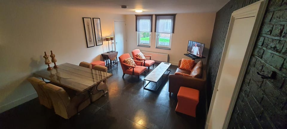 Facade/entrance, TV and multimedia, Living room, Dining area