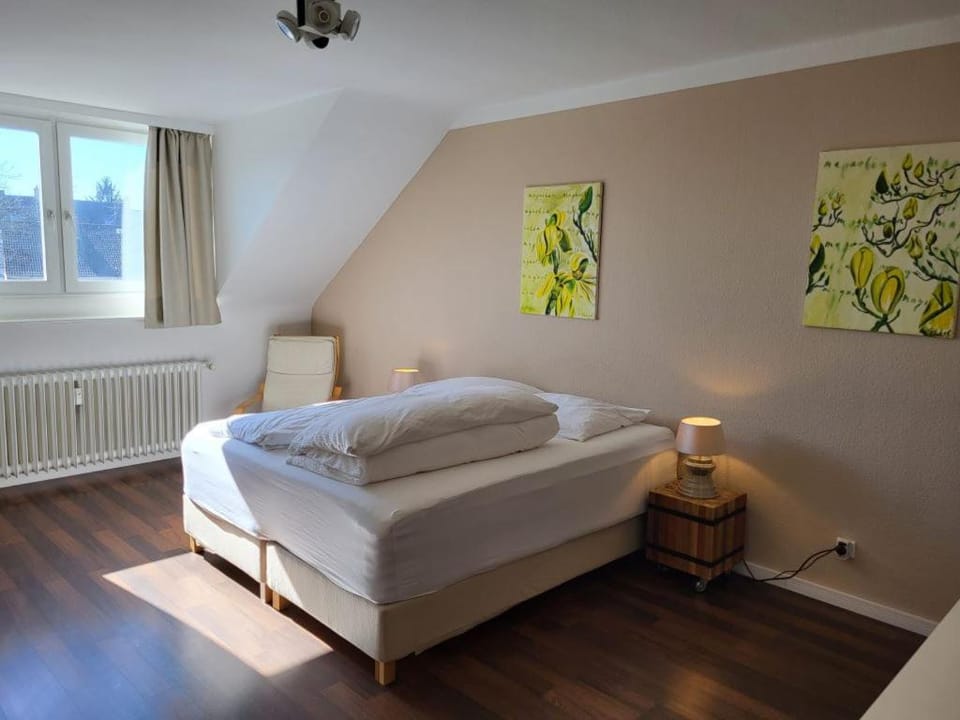 Photo of the whole room, Bedroom
