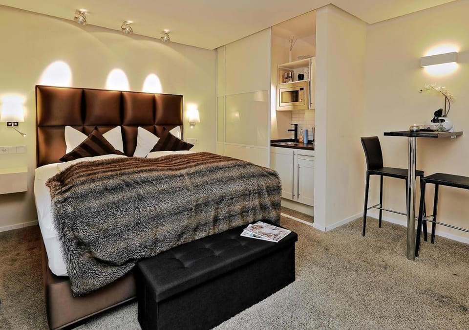 Bed, Kitchen or kitchenette, Seating area, Bedroom