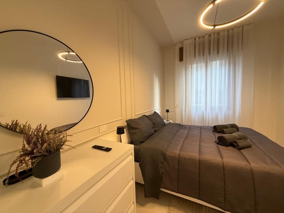 Bed, TV and multimedia, Photo of the whole room, Bedroom
