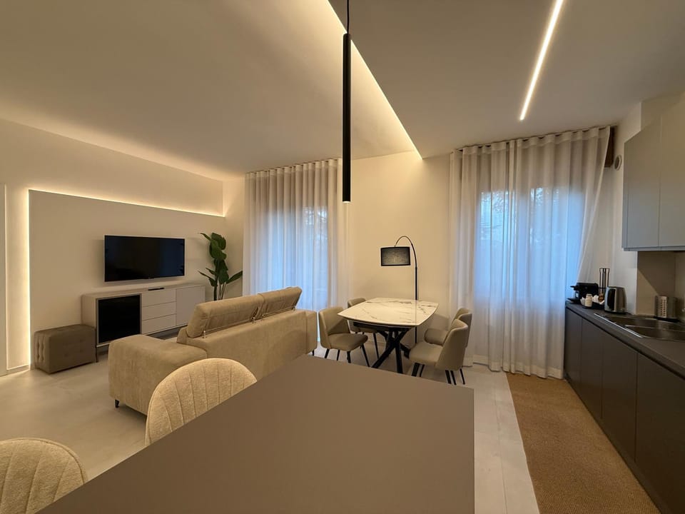 Communal lounge/ TV room, TV and multimedia, Kitchen or kitchenette, Living room, Seating area, Dining area, Evening entertainment