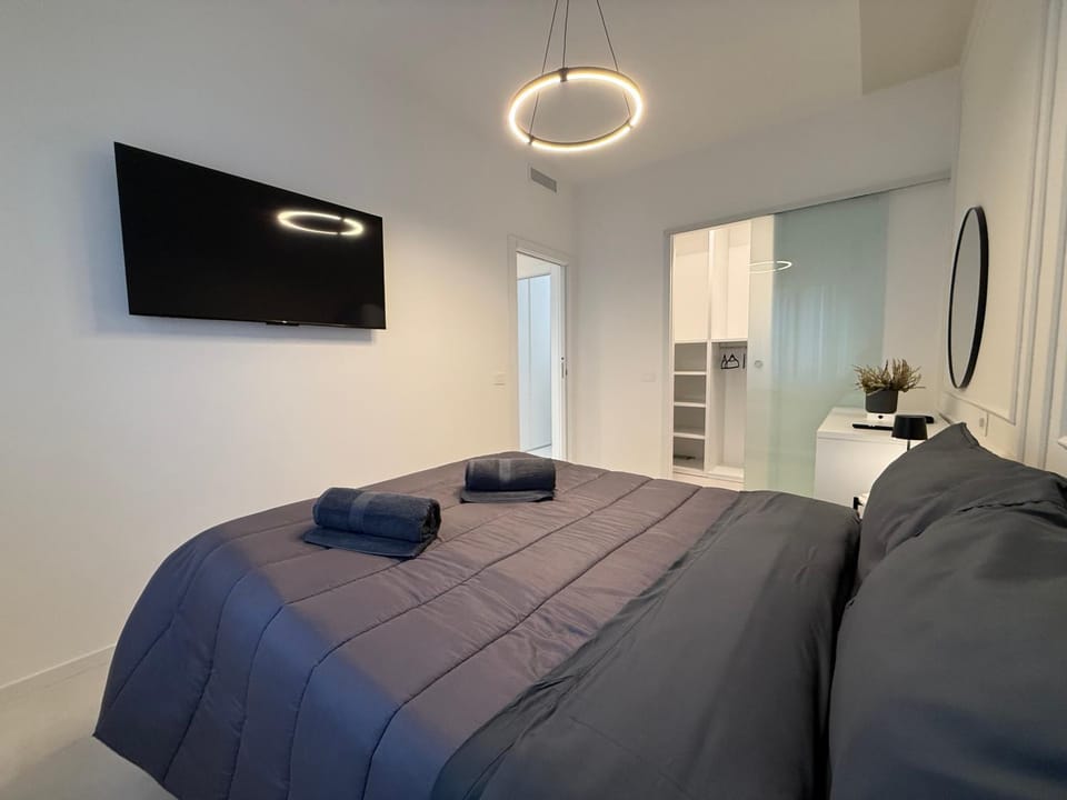Bed, TV and multimedia, Photo of the whole room, Bedroom, towels, wardrobe
