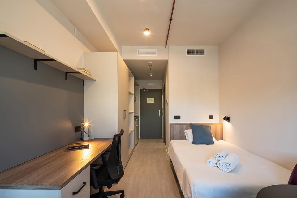 Bed, Photo of the whole room, Seating area, air conditioner