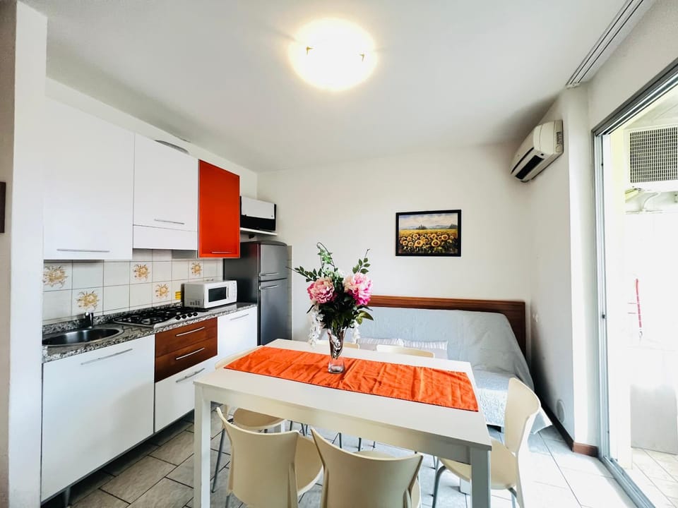 Seating area, Dining area, air conditioner