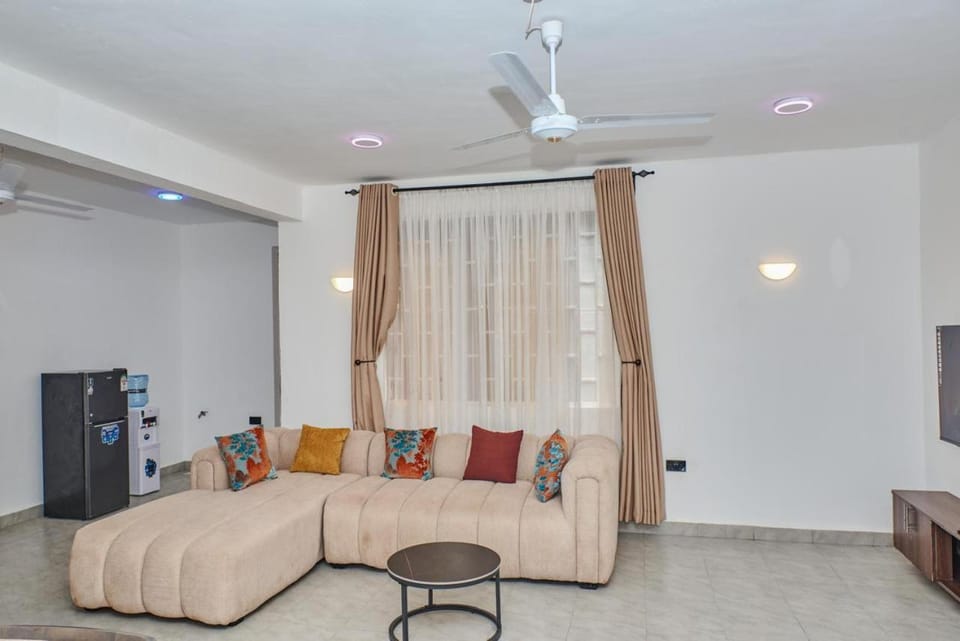 TV and multimedia, Living room, Photo of the whole room, Seating area, air conditioner