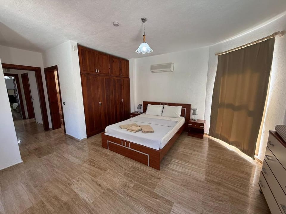 Bed, Bathroom, Bedroom, wardrobe, air conditioner