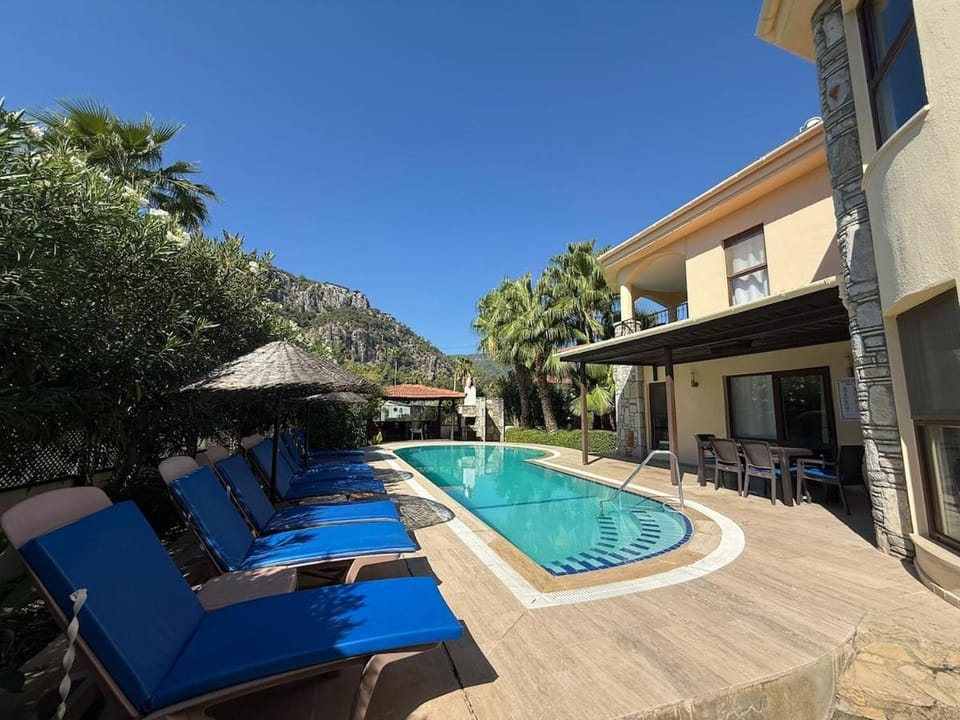 Property building, Swimming pool, sunbed
