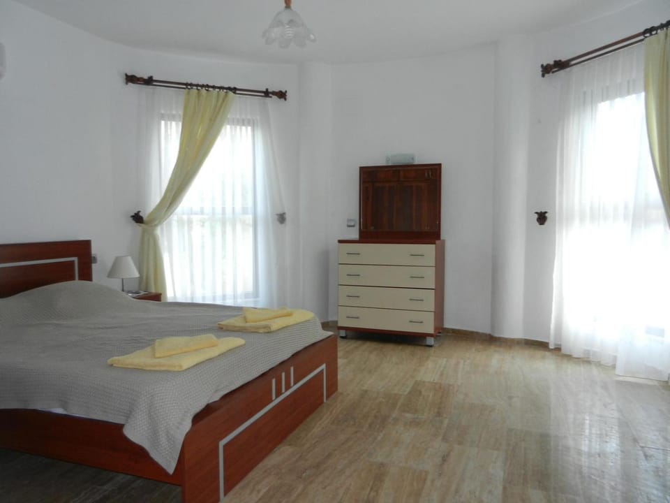 Bed, Bedroom, towels, wardrobe
