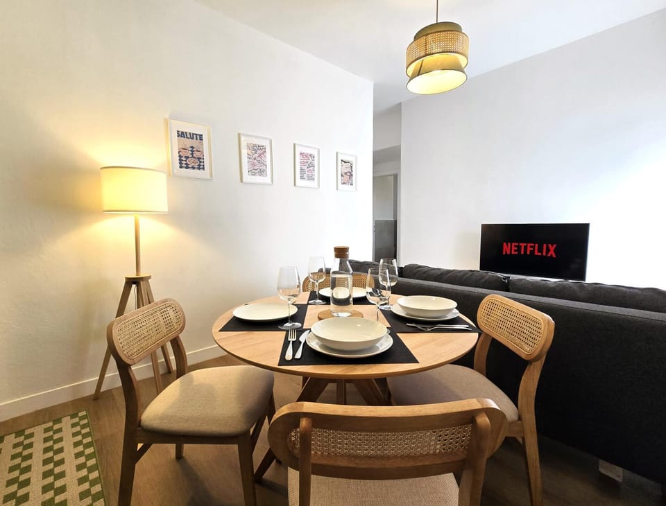 TV and multimedia, Living room, Seating area, Dining area, internet