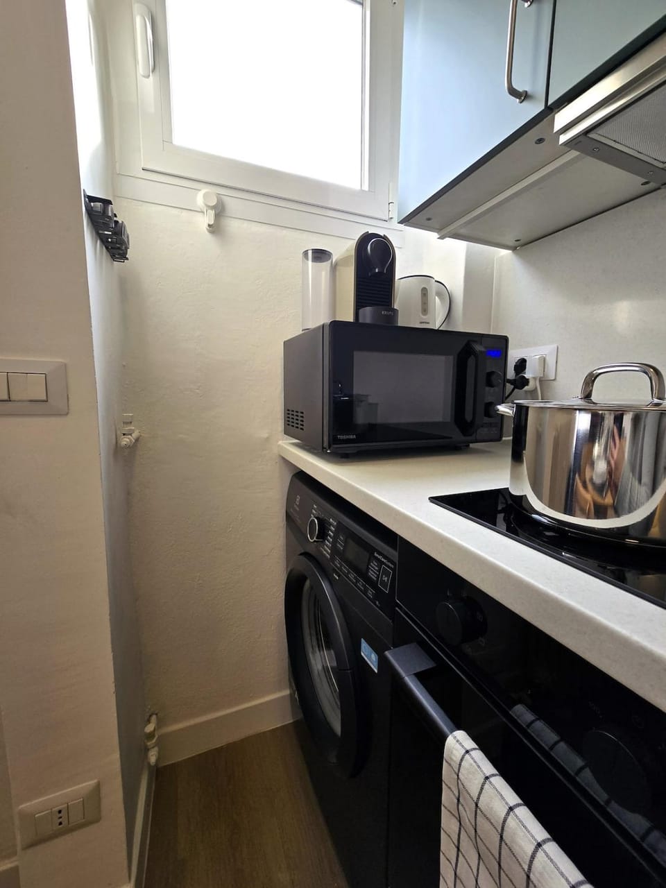 Coffee/tea facilities, microwave, stove, washing machine, kitchen