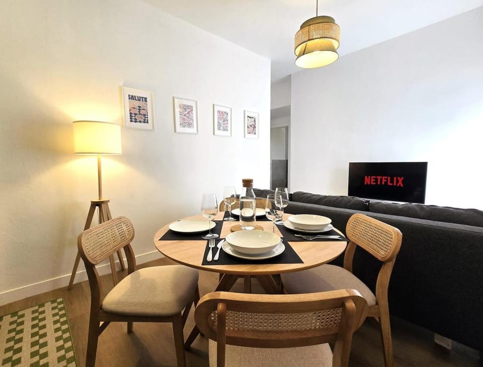 TV and multimedia, Seating area, Lunch, Dinner, internet
