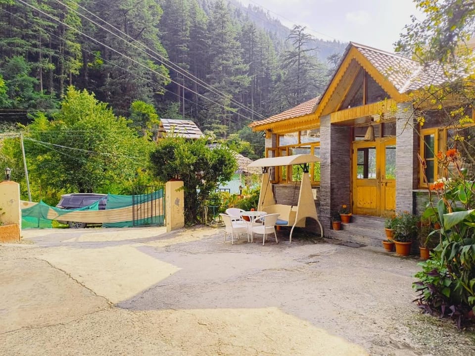 Property building, Spring, Day, Natural landscape, Garden, Swimming pool