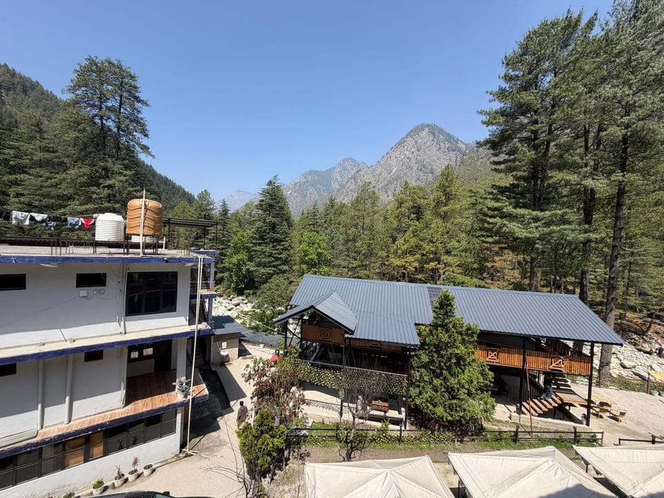 Property building, Spring, Day, Natural landscape, Mountain view, Parking