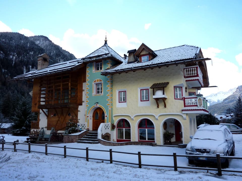 Facade/entrance, Day, Winter, On site