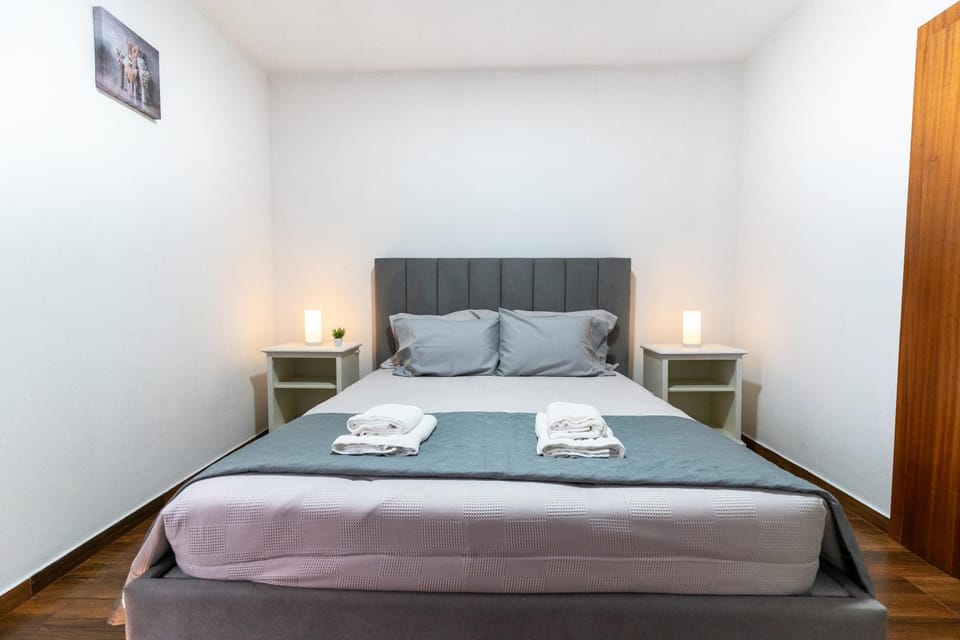 Bed, Photo of the whole room, Bedroom, towels