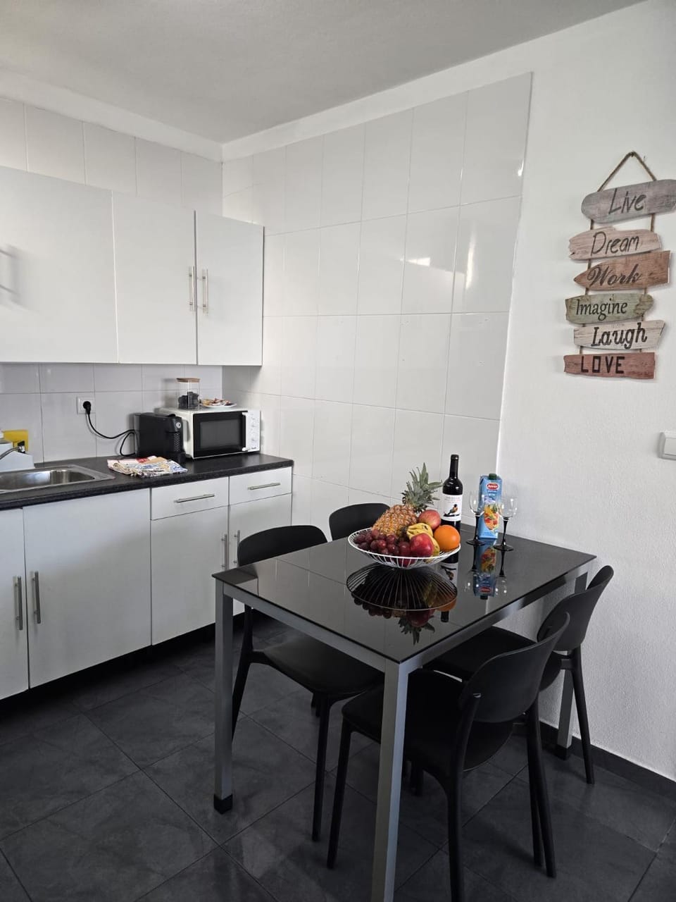 Kitchen or kitchenette, Food and drinks, Dining area, Food, stove