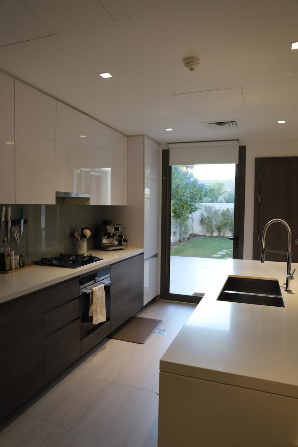 Coffee/tea facilities, Kitchen or kitchenette, stove