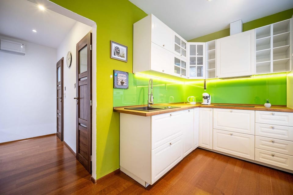 Kitchen or kitchenette, minibar, oven, stove