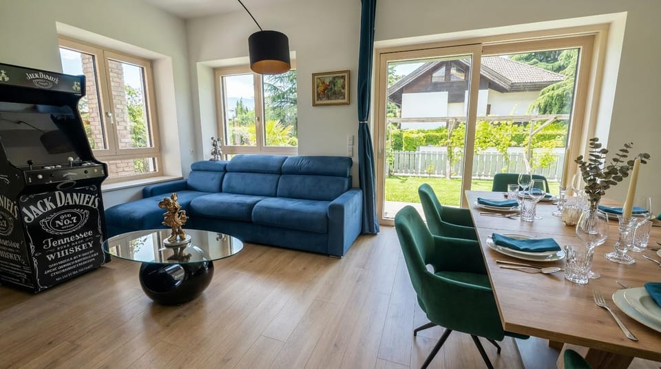 Communal lounge/ TV room, TV and multimedia, Living room