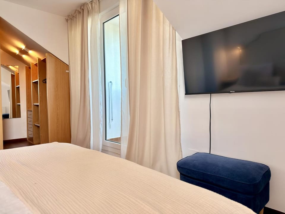 Bed, TV and multimedia, Bedroom