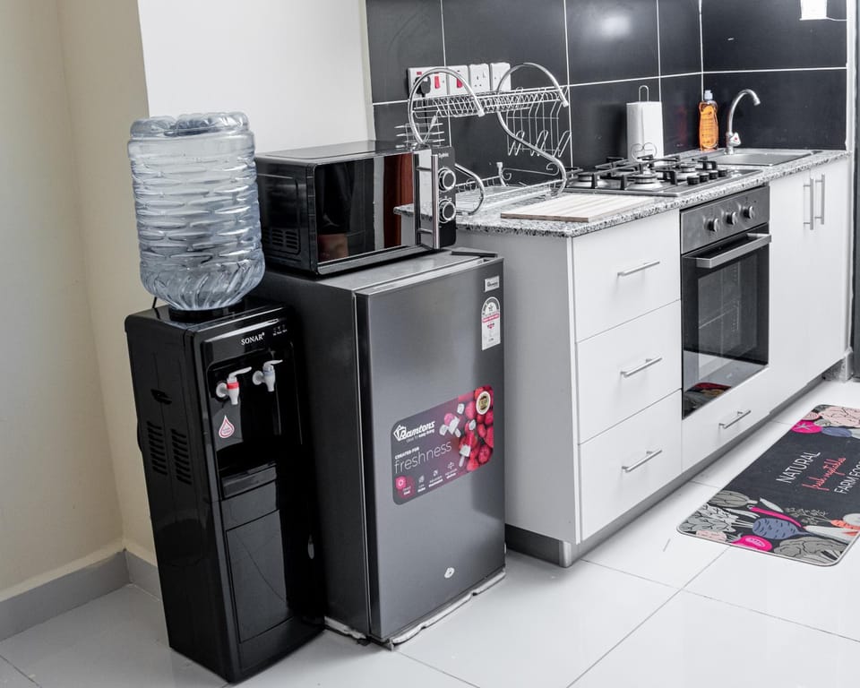 Coffee/tea facilities, Kitchen or kitchenette, oven, stove