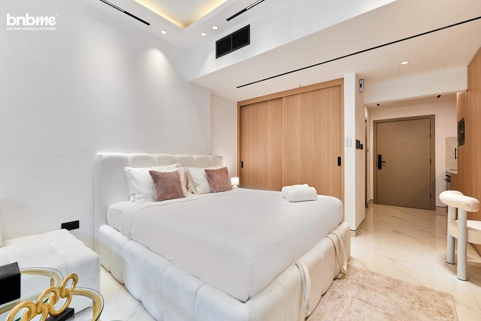 Bed, TV and multimedia, Bedroom, wardrobe, air conditioner