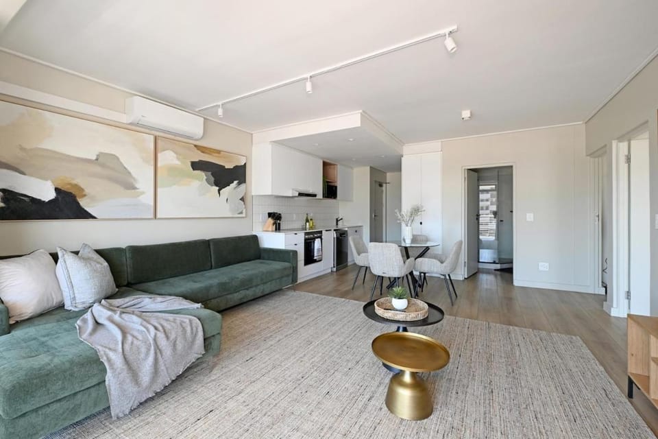 Sea Point 2 Bedroom Gem, Walk to the Promenade Apartment in Sea Point