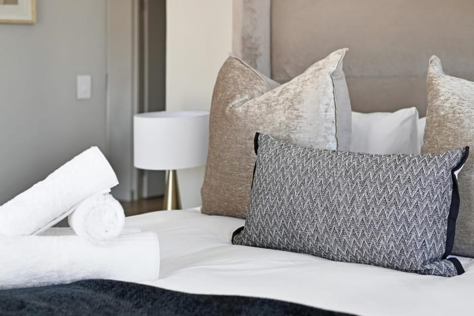 Sea Point 2 Bedroom Gem, Walk to the Promenade Apartment in Sea Point