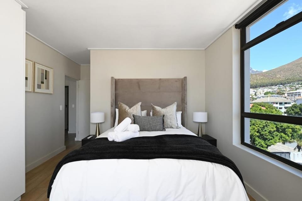 Sea Point 2 Bedroom Gem, Walk to the Promenade Apartment in Sea Point