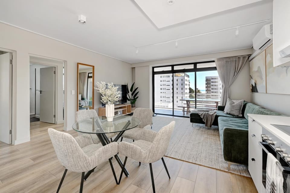 Sea Point 2 Bedroom Gem, Walk to the Promenade Apartment in Sea Point