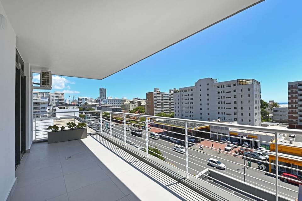 Sea Point 2 Bedroom Gem, Walk to the Promenade Apartment in Sea Point