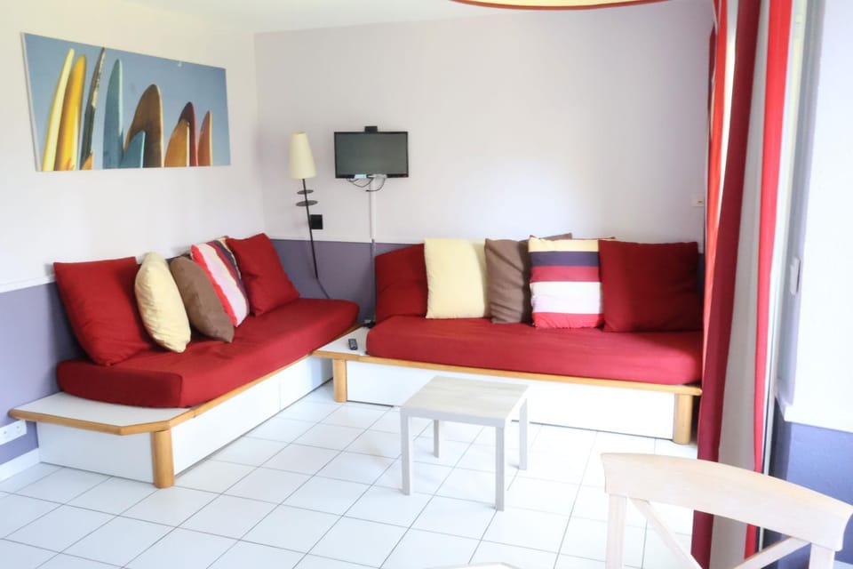 Bed, TV and multimedia, Seating area