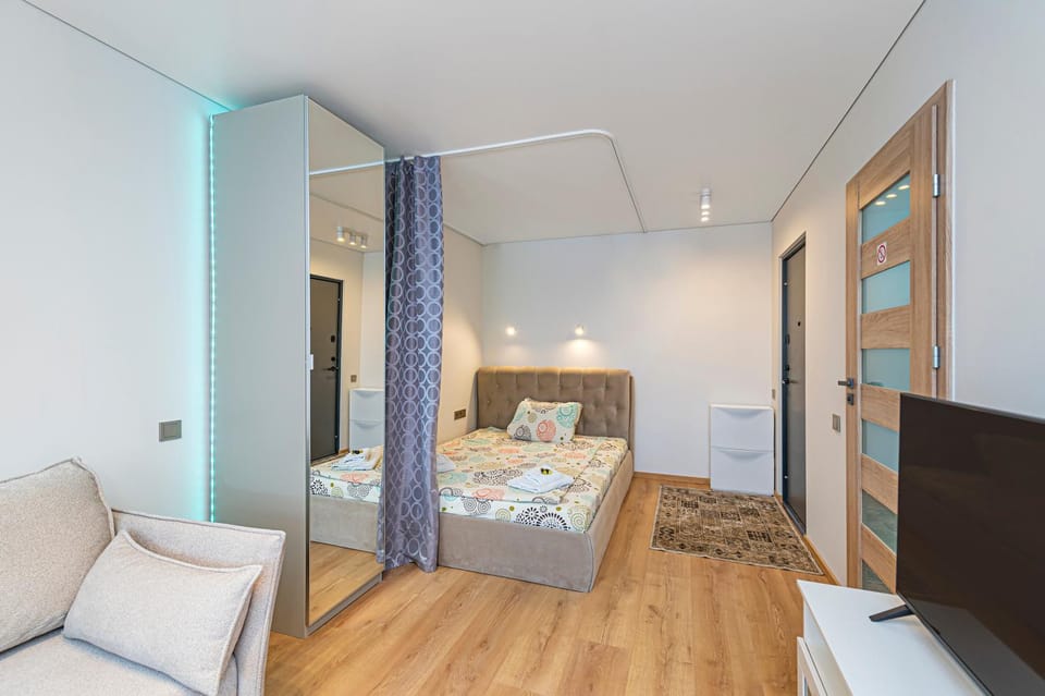 Bed, TV and multimedia, Living room, Seating area, Evening entertainment, Bedroom, towels, wardrobe