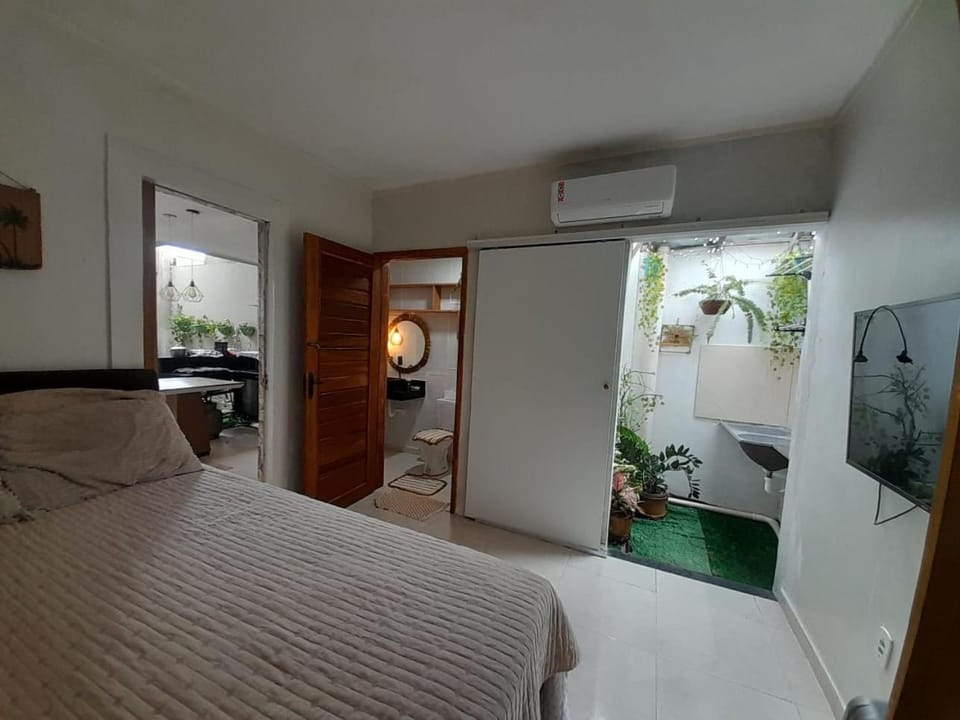 Bed, Bathroom, TV and multimedia, Photo of the whole room, Bedroom, air conditioner