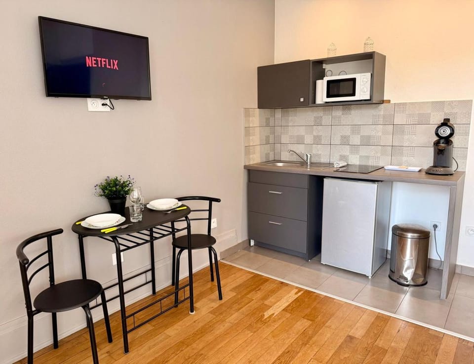 TV and multimedia, Kitchen or kitchenette, Dining area, stove