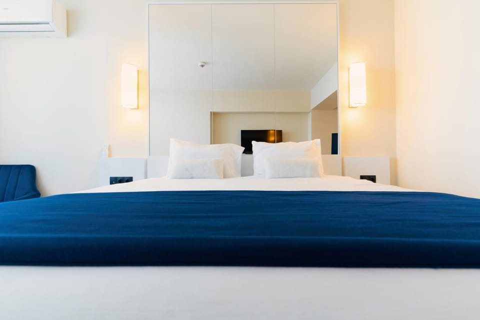 Bed, Photo of the whole room, Bedroom, air conditioner