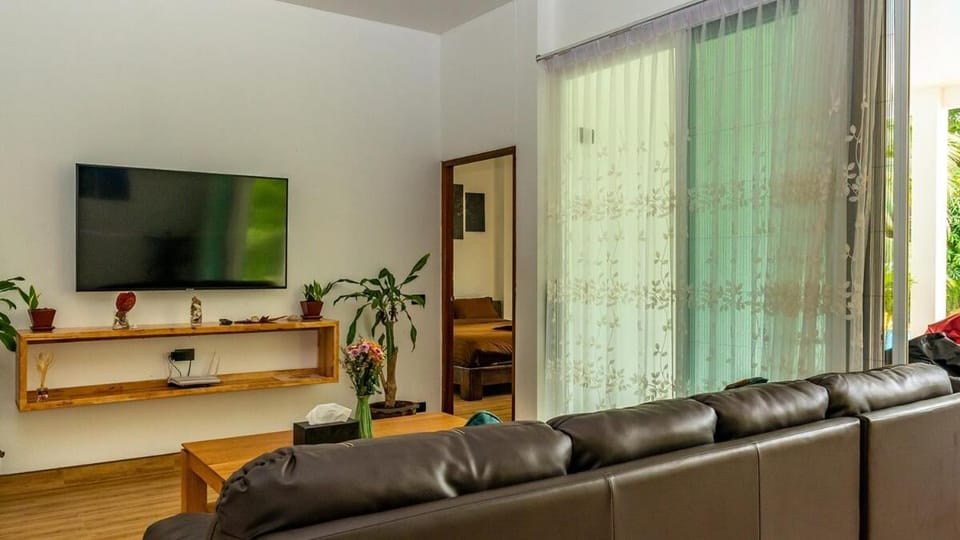 Communal lounge/ TV room, TV and multimedia, Living room, Seating area