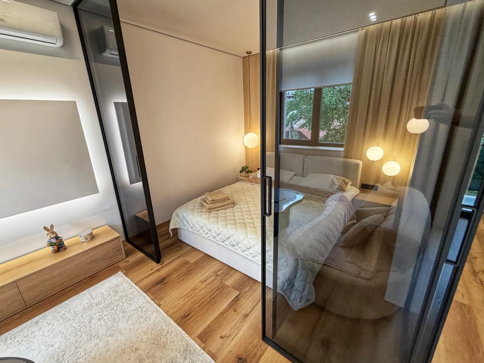 Bed, Photo of the whole room, Bedroom, internet, towels, air conditioner