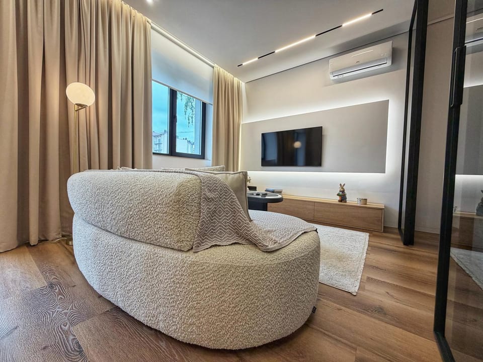 Communal lounge/ TV room, TV and multimedia, Living room, Seating area, Evening entertainment, air conditioner