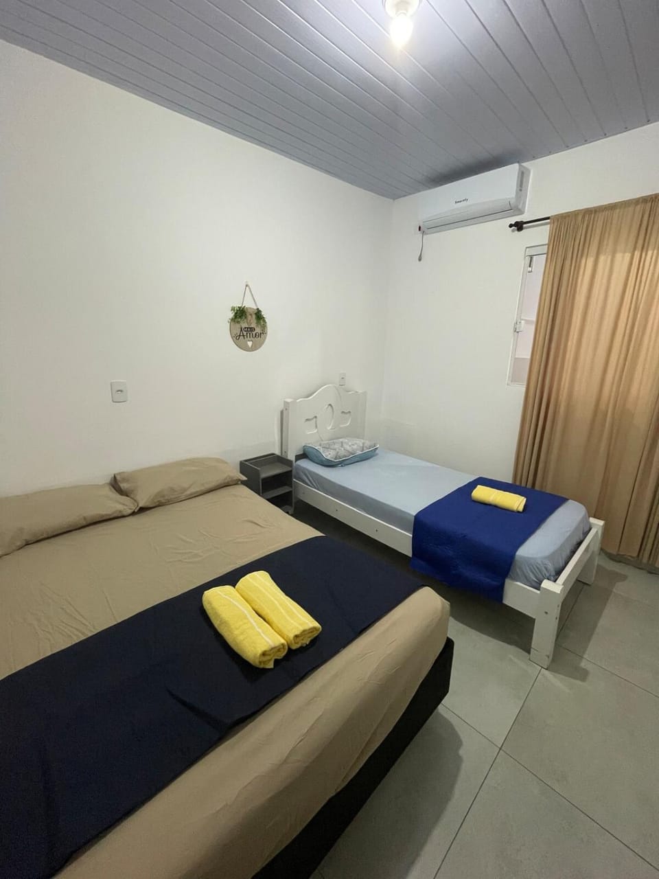 Bedroom, towels