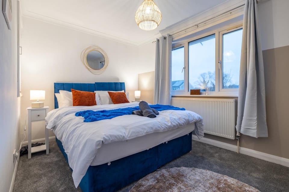 Bed, Photo of the whole room, Bedroom, towels