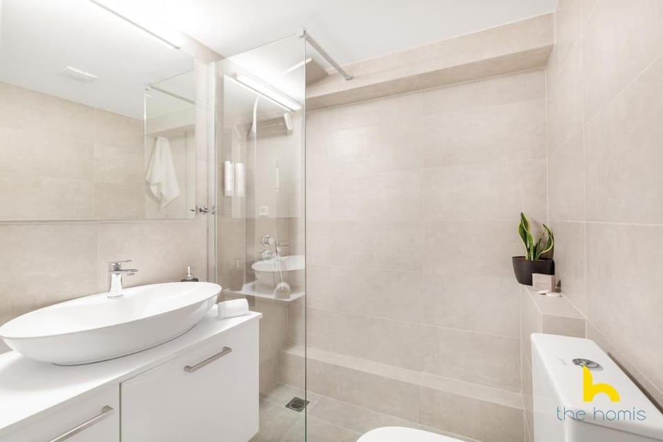 Modern 1-BDR Apt Near Acropolis With Sunny Balcony Apartment in Athens