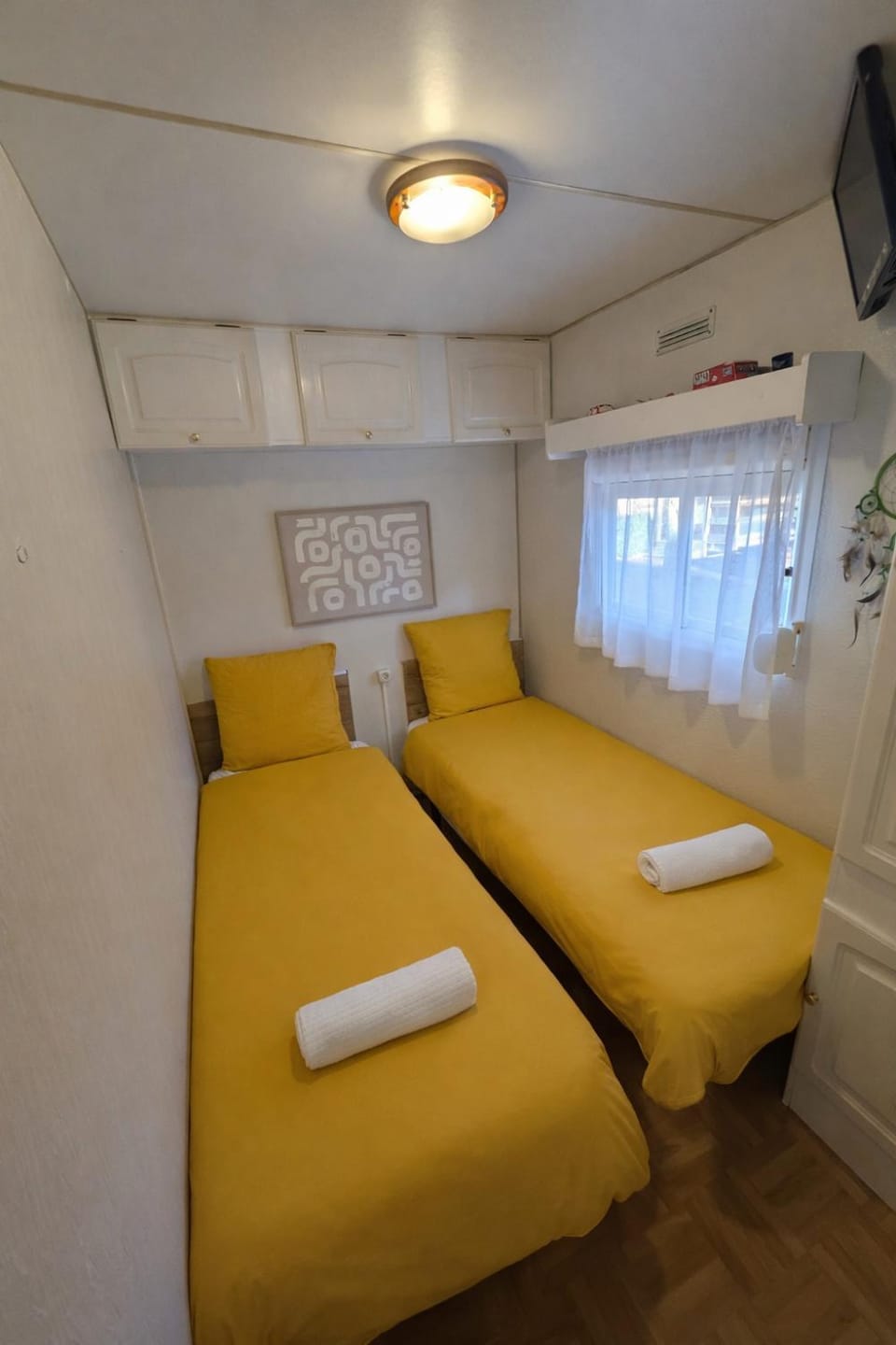 Bed, TV and multimedia, Bedroom, towels